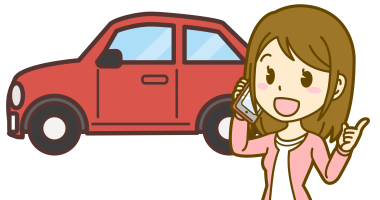 車のそばで電話問い合わせをする女性